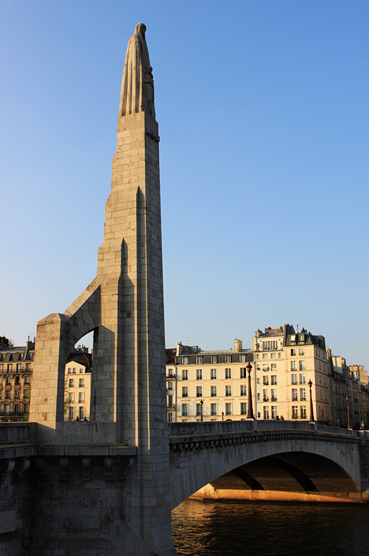 L'Imposante et Rassurante Présence de la Protectrice