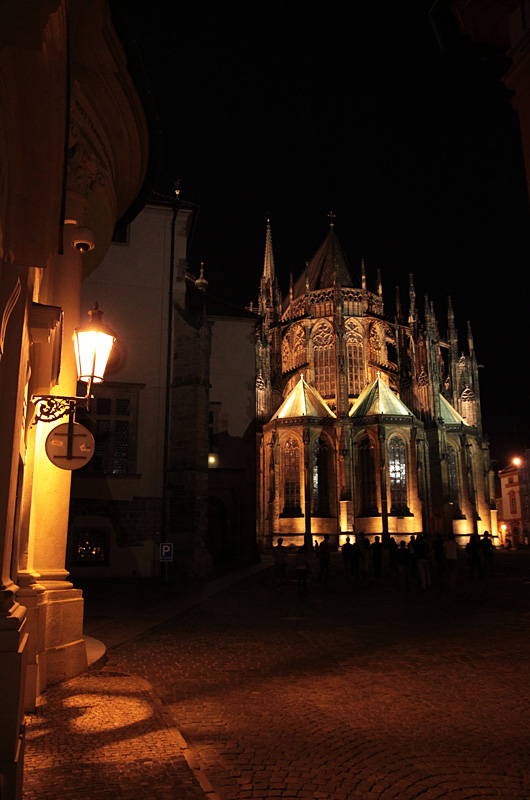 Les joyaux du bourg royal étincellent dans la nuit