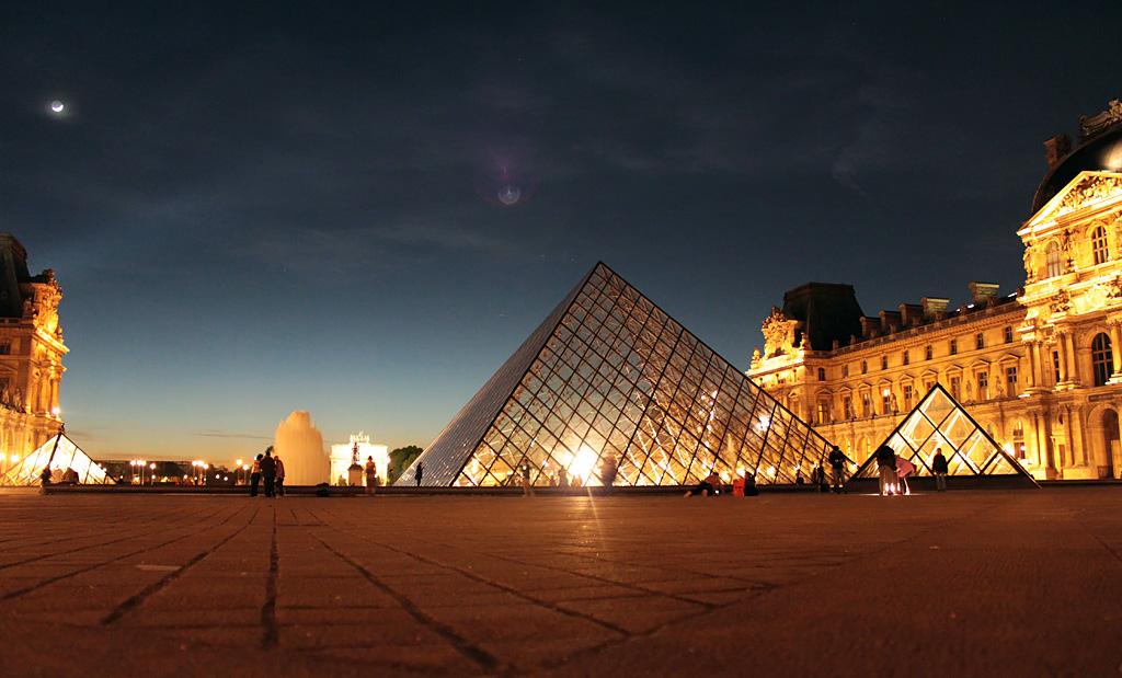 Songez que du haut de ces monuments, deux siècles nous contemplent...