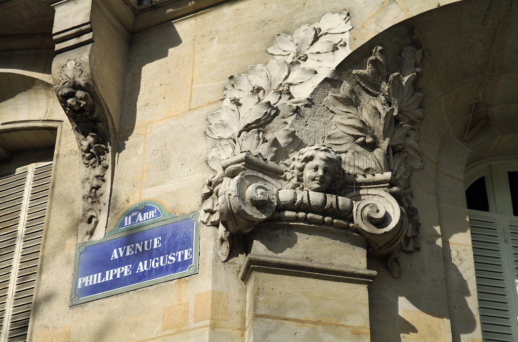 Sourire figé sur un piédestal de stuc