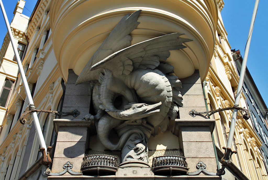 Depuis sa tanière, la bête observe la lueur du Soleil