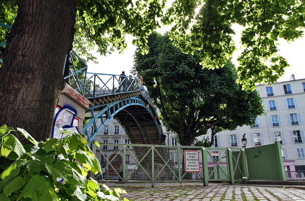 Passerelles surgissant dans la faune citadine