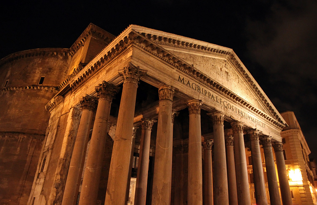 Inébranlable et intemporel, le temple se dresse dans la nuit