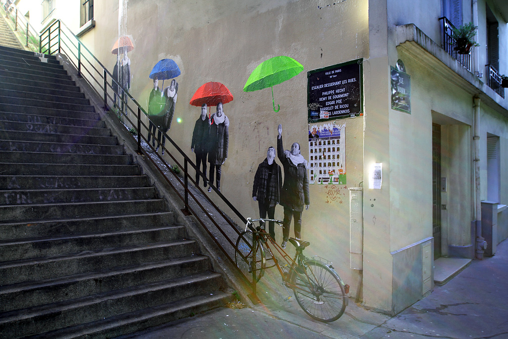 Parapluies s'envolant dans le halo